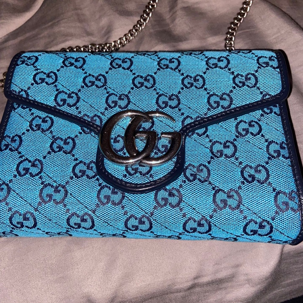 Authentic gucci purse. Only worn once. Comes with  original receipt